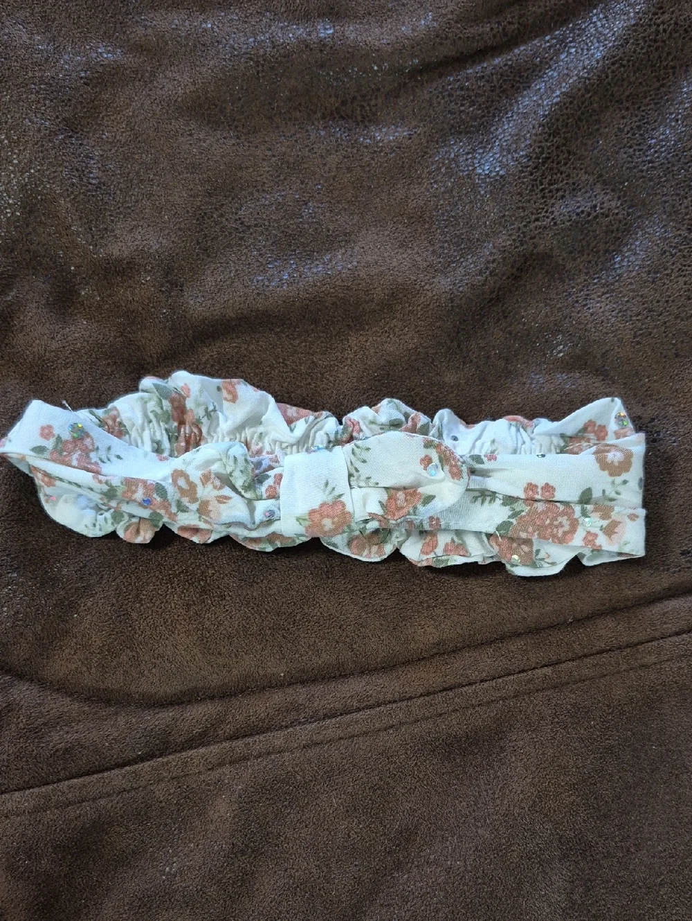 Little Lass Cream Floral Blouse with Mauve Trim, Matching Lehgings, W/ Hair Bow. - Picture 5 of 6